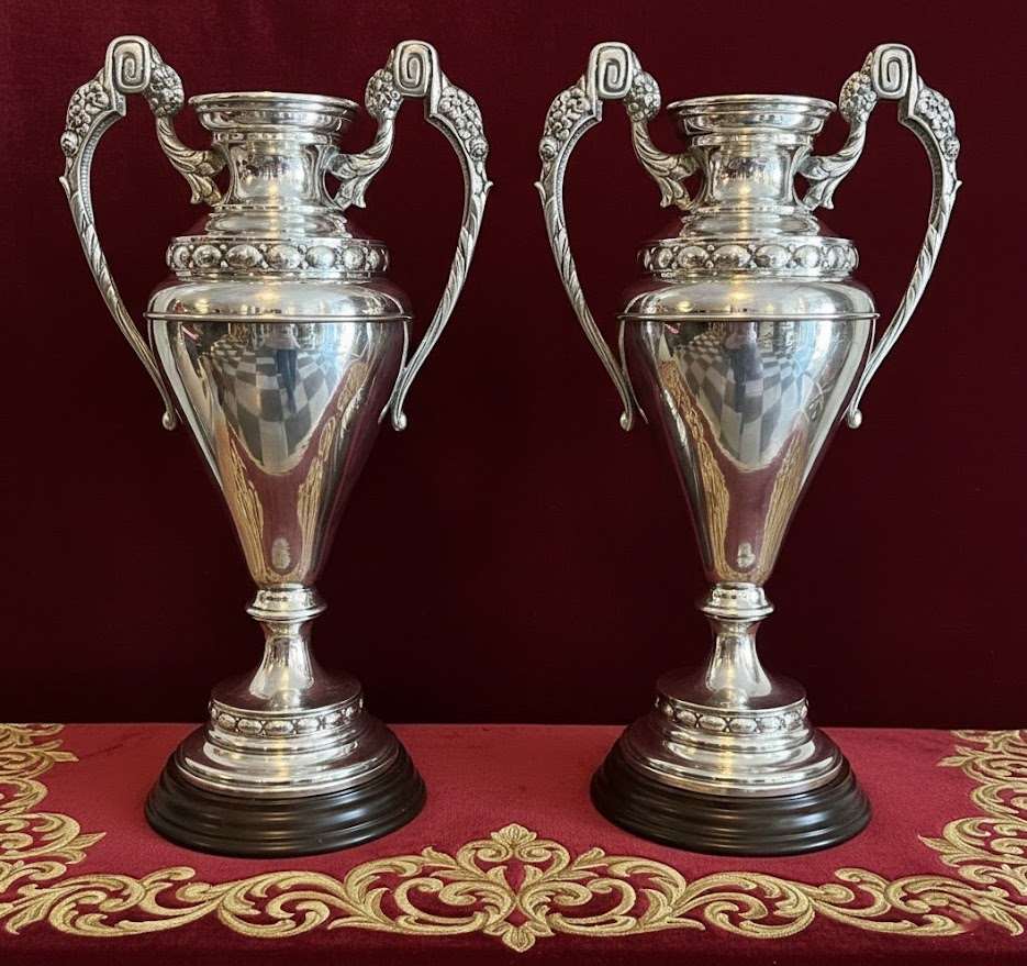 Pareja de jarrones litúrgicos plateados (40 cm)