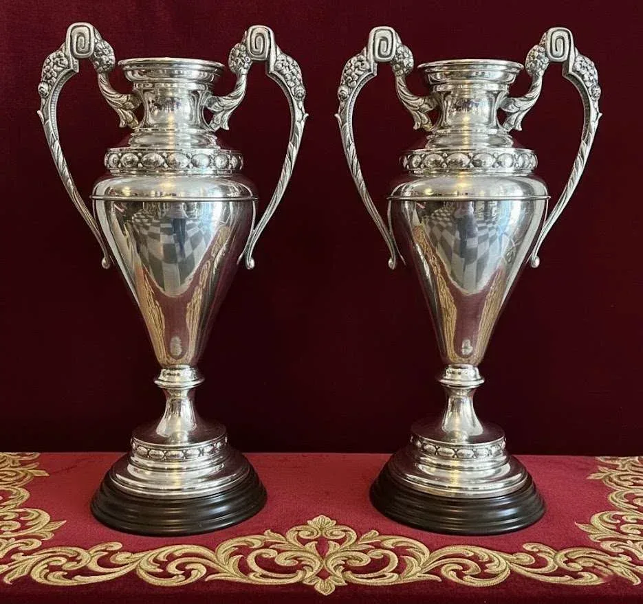 Pareja de jarrones litúrgicos plateados (40 cm)