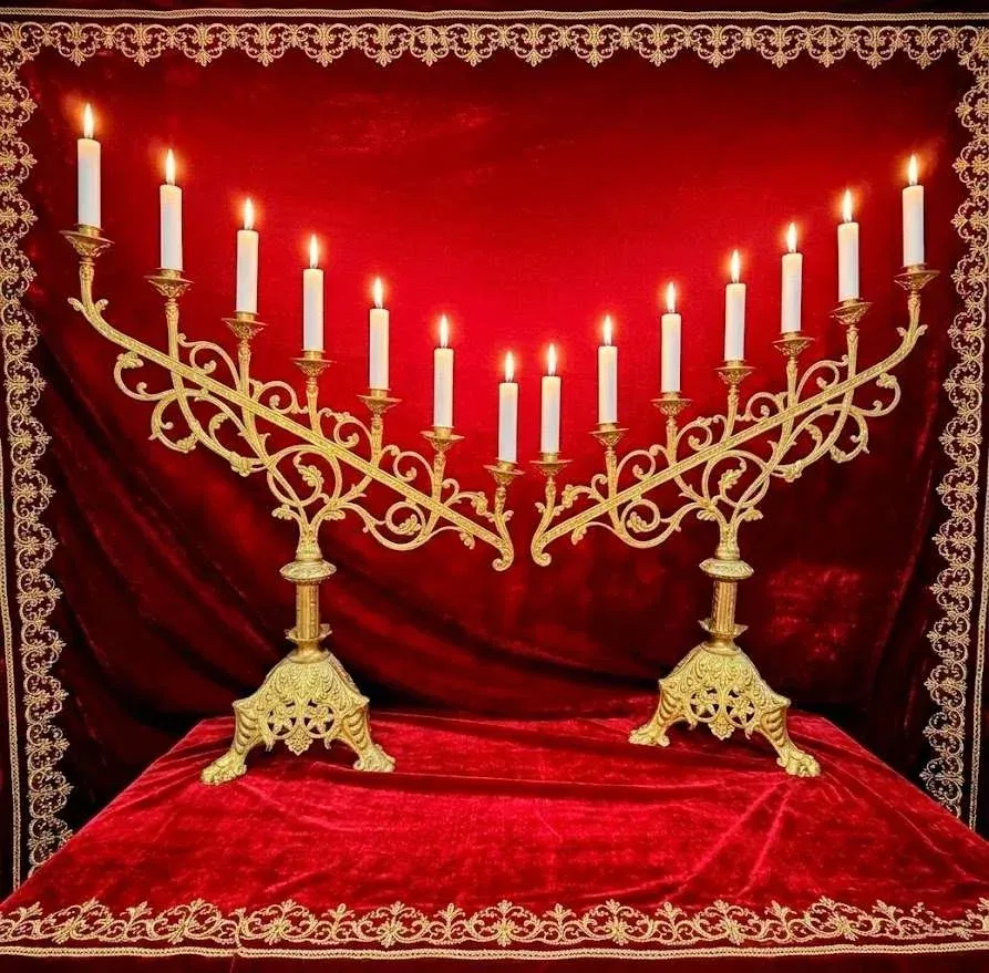 Pareja de candelabros altar neogóticos dorados (75 cm)