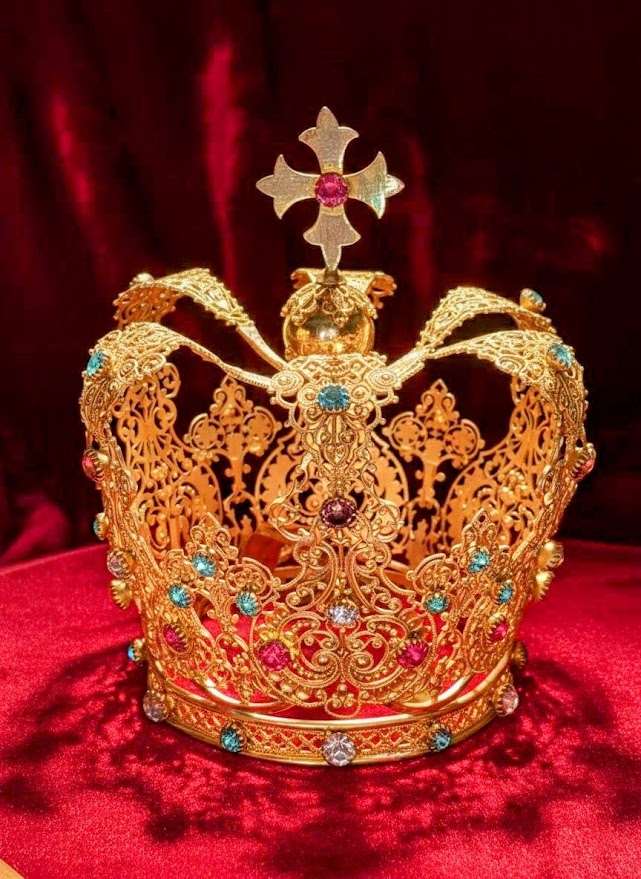 Corona devocional de orfebrería dorada