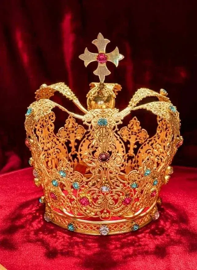 Corona devocional de orfebrería dorada