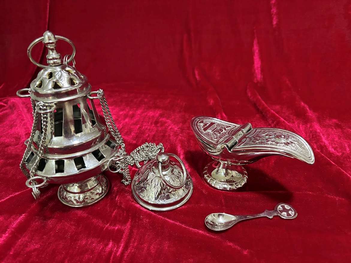 Juego de incensario y naveta en metal plateado (formato capilla)