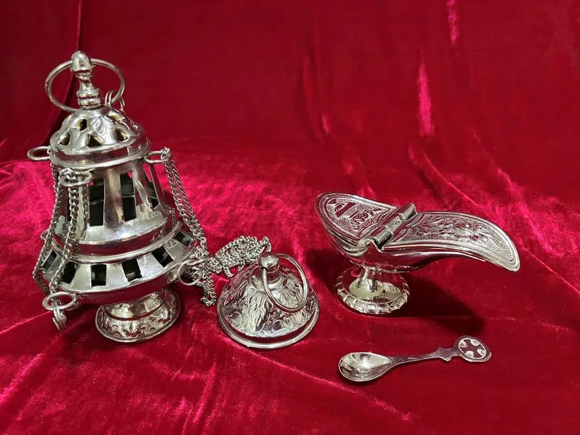 Juego de incensario y naveta en metal plateado (formato capilla)