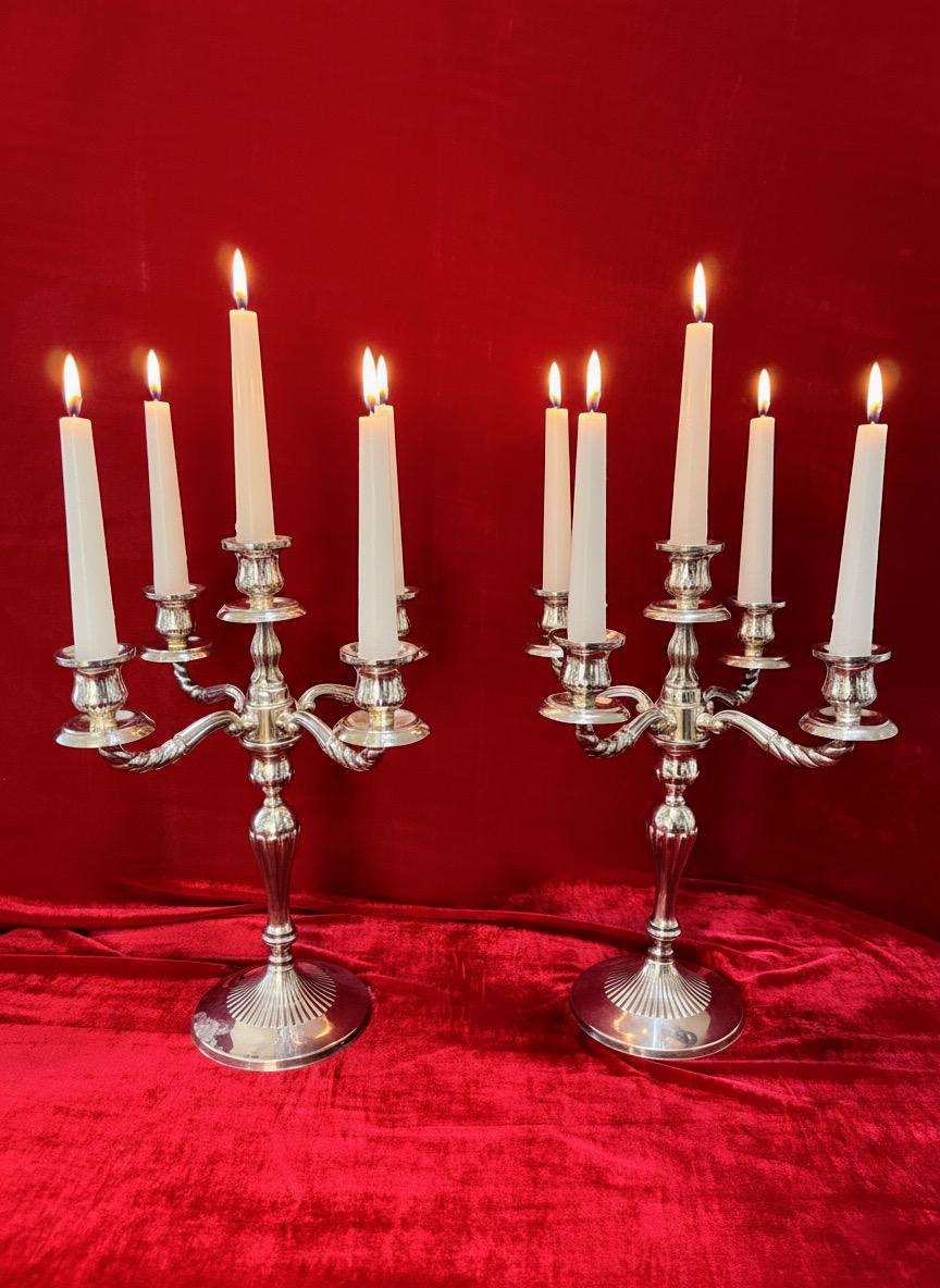 Pareja de candelabros cinco brazos en alpaca plateada (40 cm)