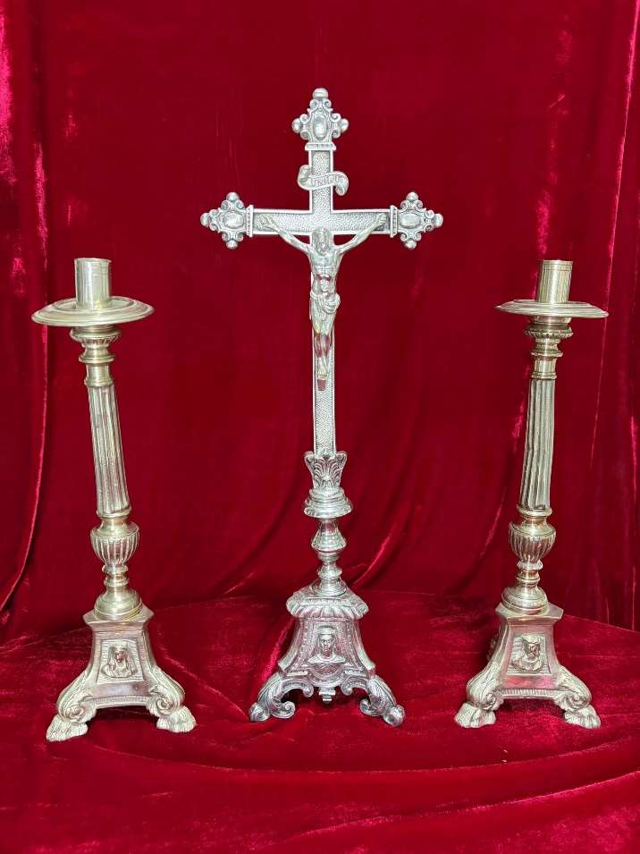 Conjunto de altar antiguo – Cruz con crucifijo y pareja de candelabros (metal plateado)
