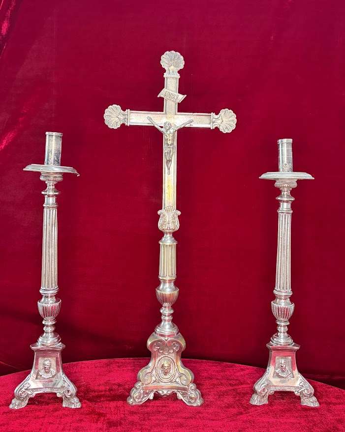 Juego de altar en metal plateado (cruz 63 cm + candelabros 49 cm)