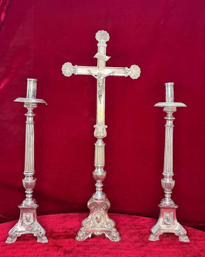 Juego de altar en metal plateado (cruz 63 cm + candelabros 49 cm)