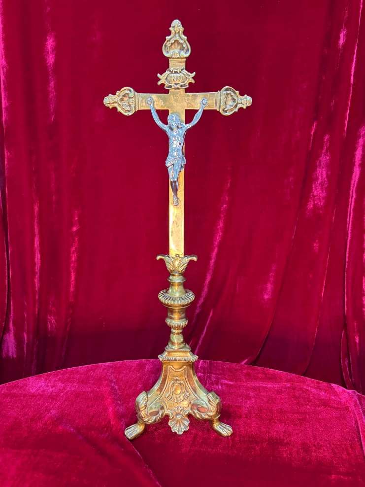 Cruz de altar en metal dorado (52 cm)