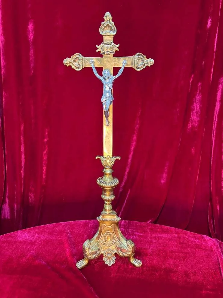 Cruz de altar en metal dorado (52 cm)