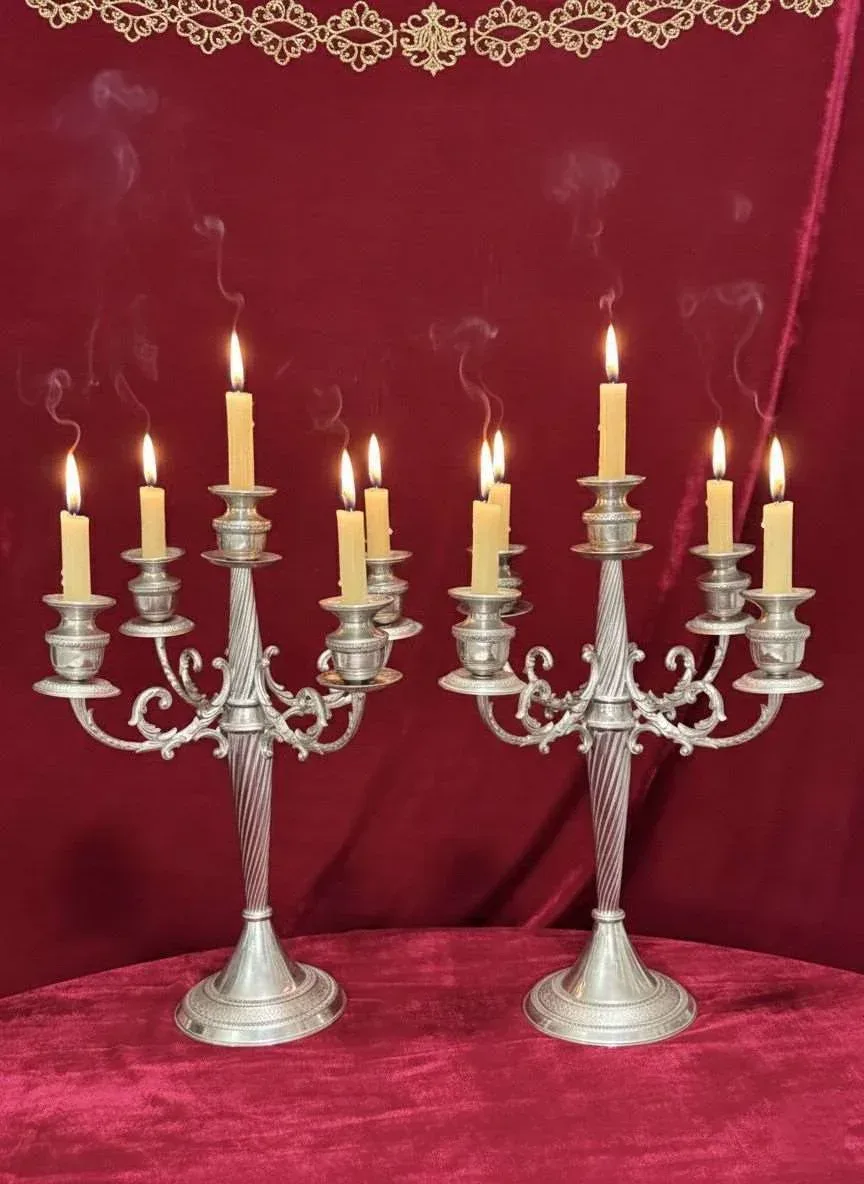 Pareja de candelabros de cinco brazos plateados (41 cm)