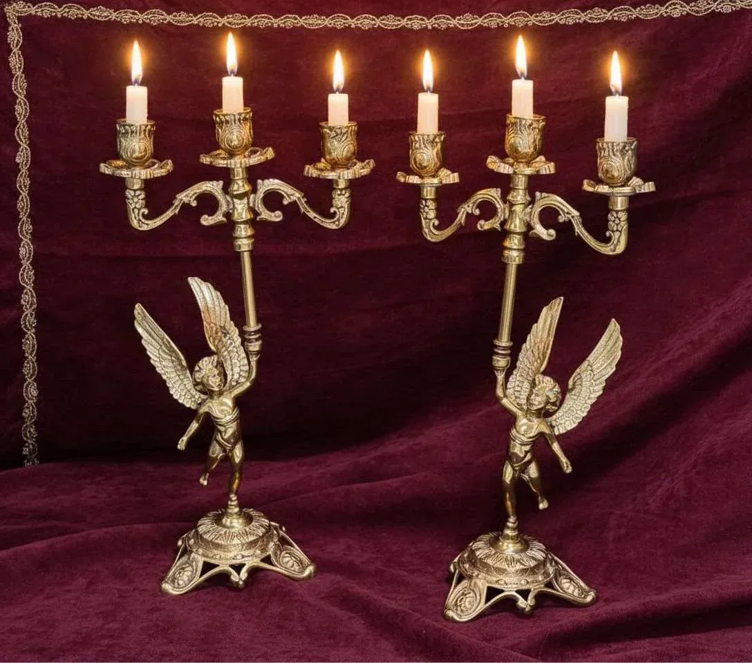 Pareja de candelabros con ángeles en bronce dorado (38 cm)