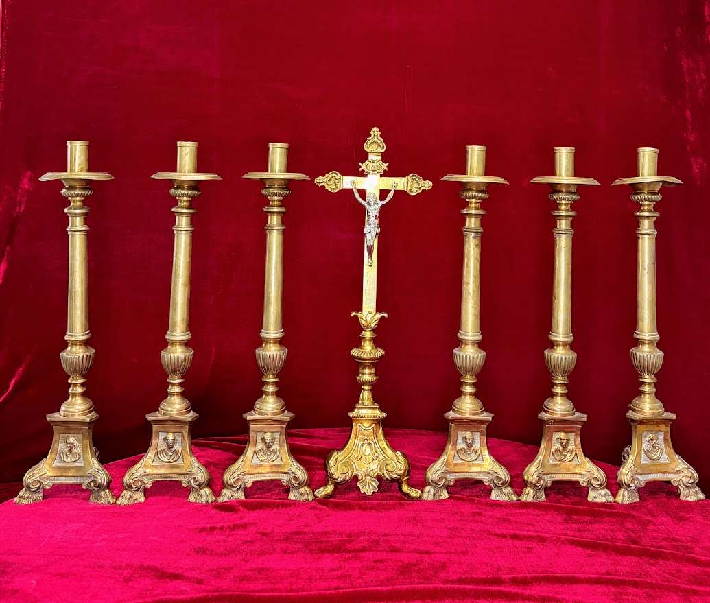 Juego de seis candelabros y cruz de altar en metal dorado