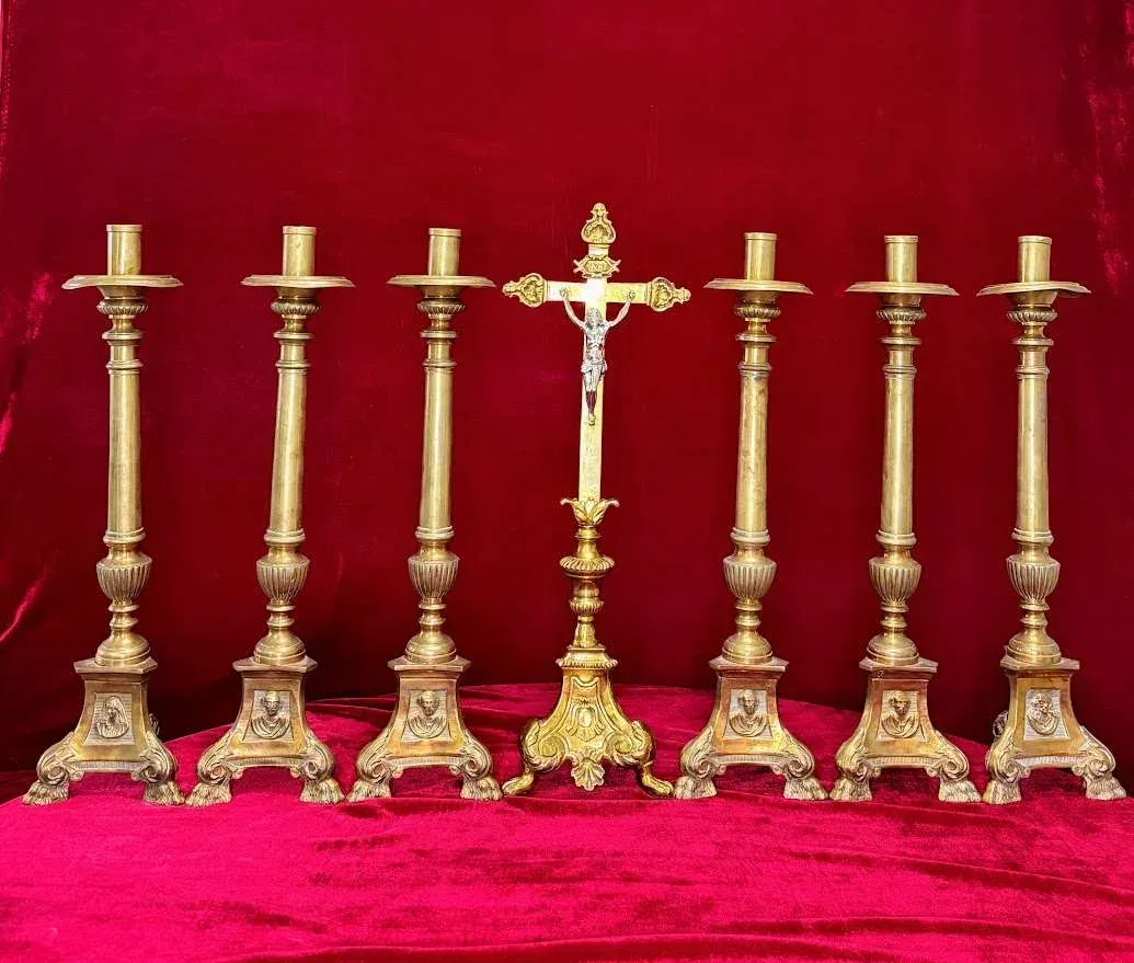 Juego de seis candelabros y cruz de altar en metal dorado