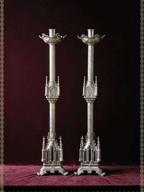 Pareja de Candeleros Neogóticos (65 cm)