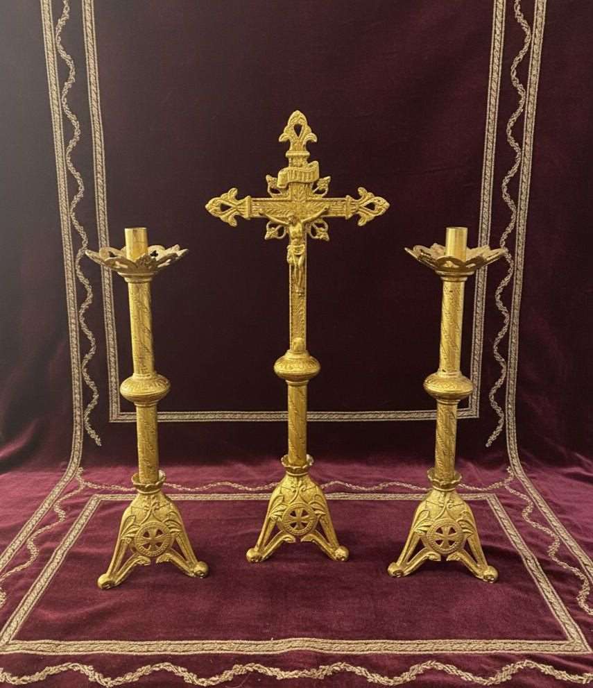 Cruz de altar y pareja de candelabros en bronce dorado (cruz 58 cm)