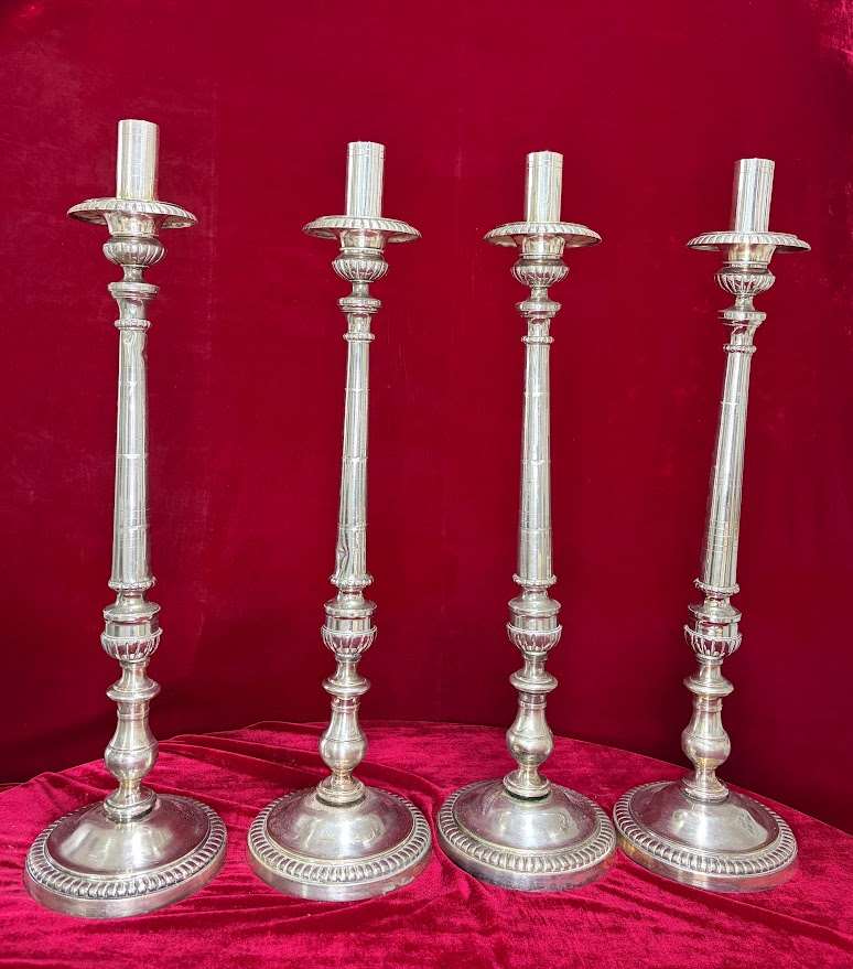 Juego de cuatro candelabros monumentales en metal plateado (70 cm)