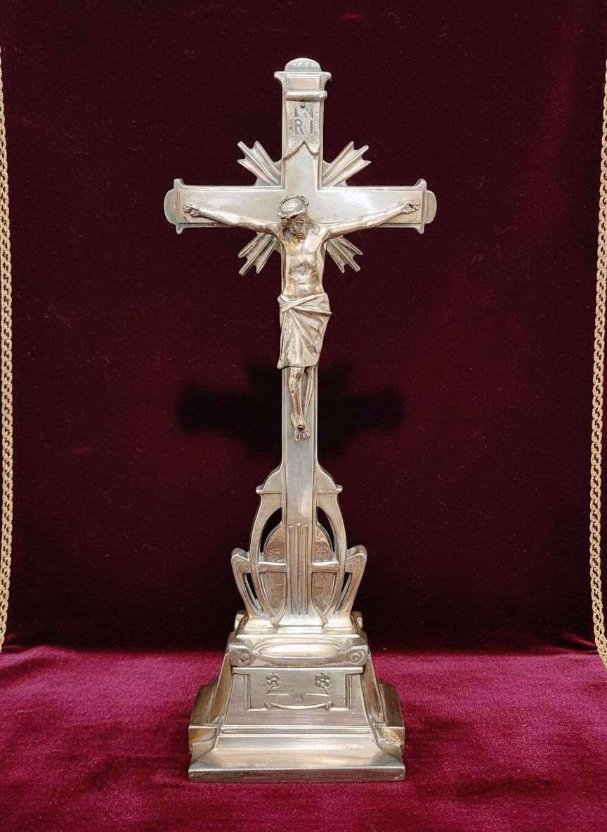 Crucifijo de altar en metal plateado Art Déco (47 cm)